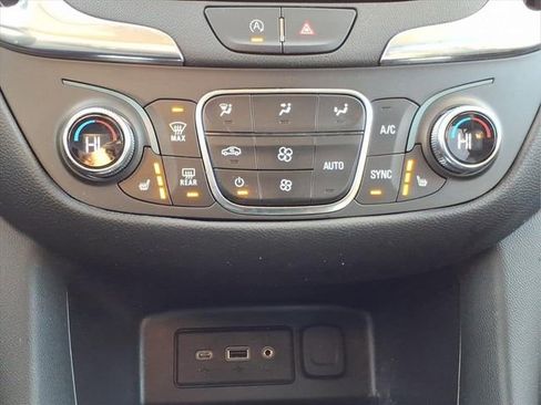 Used 2022 Chevrolet Equinox LT image 18