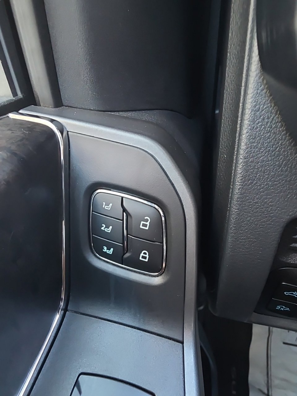 Used 2025 Ford F350 Lariat w/ Lariat Ultimate Package AWD/4WD image 33