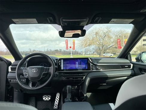 Used 2025 Toyota Camry SE image 30