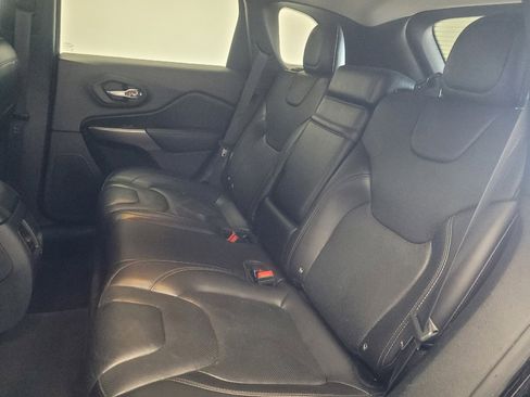 Used 2019 Jeep Cherokee Limited image 18