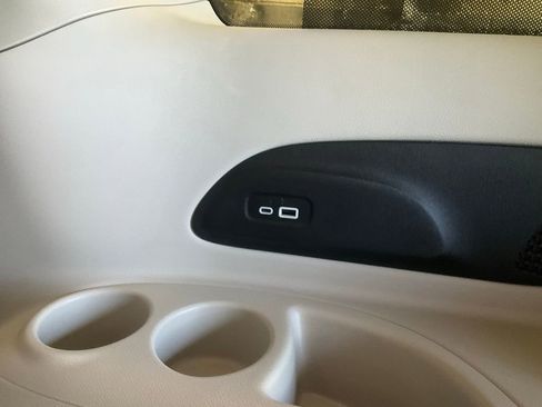 Used 2023 Chrysler Pacifica Limited FWD image 35