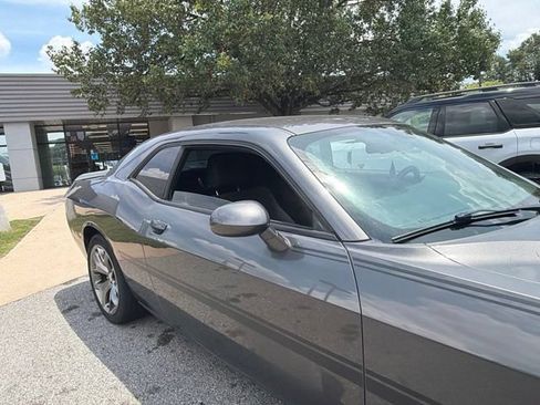 Used 2016 Dodge Challenger SXT w/ Driver Convenience Group RWD image 8