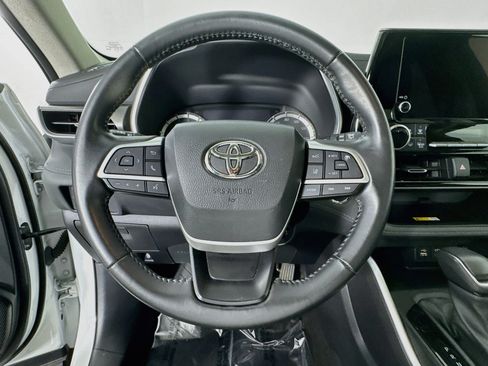 Used 2023 Toyota Highlander XLE AWD/4WD image 11