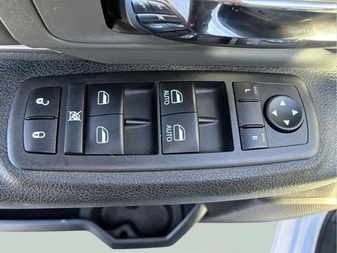 Used 2023 RAM 1500 Classic SLT AWD/4WD image 18