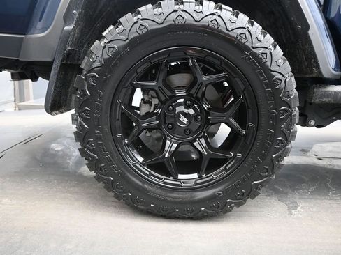 Used 2025 Jeep Gladiator Sport AWD/4WD image 12