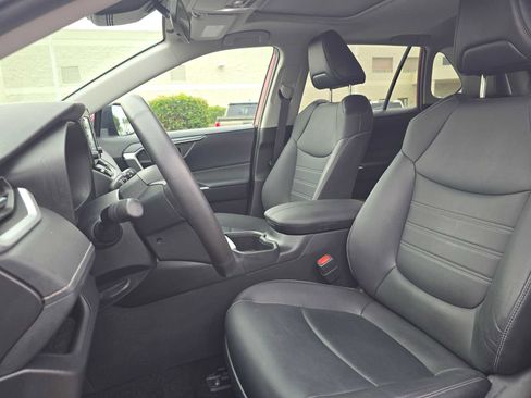 Used 2022 Toyota RAV4 XLE Premium image 23