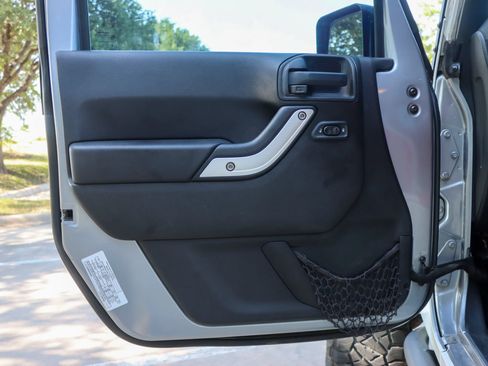 Used 2015 Jeep Wrangler Unlimited Sahara w/ Connectivity Group AWD/4WD image 12