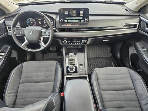 Used 2023 Mitsubishi Outlander SE image 15