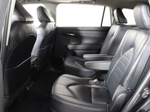 Used 2023 Toyota Highlander XLE FWD image 16