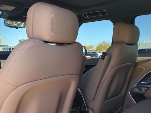 Used 2025 Land Rover Range Rover SE image 17