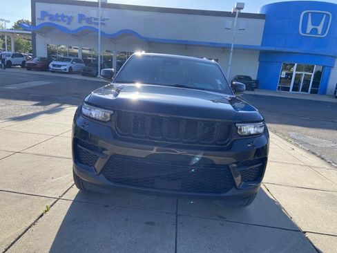 Used 2025 Jeep Grand Cherokee Altitude AWD/4WD image 3