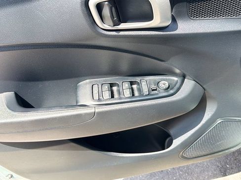 Certified 2025 Hyundai Venue SE FWD image 26