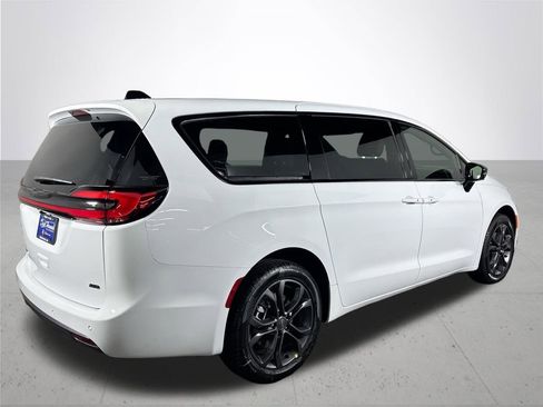 New 2026 Chrysler Pacifica Select AWD/4WD image 6