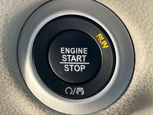 Used 2024 Chrysler Pacifica Limited FWD image 18