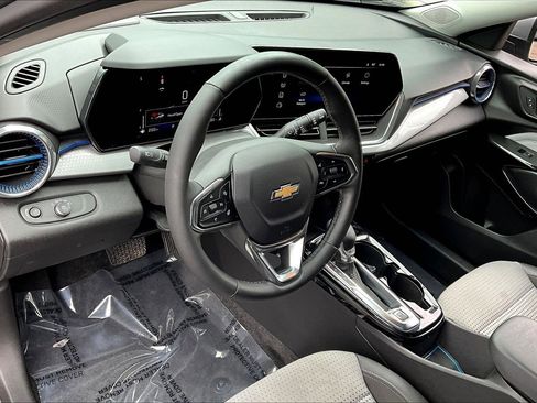 Used 2024 Chevrolet Trax LT w/ Driver Confidence Package FWD image 17