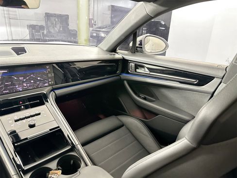 Certified 2025 Porsche Panamera image 29
