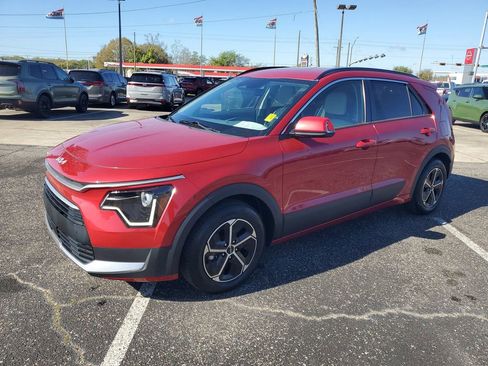 Used 2023 Kia Niro EX image 2