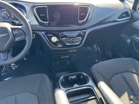 Used 2024 Chrysler Pacifica Touring image 14