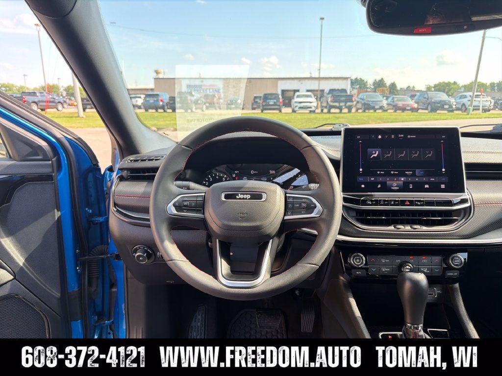 Used 2025 Jeep Compass Trailhawk AWD/4WD image 13