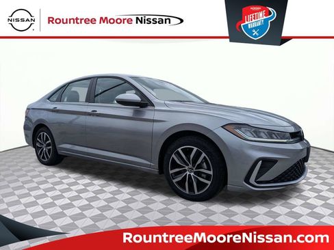 Used 2025 Volkswagen Jetta SE FWD image 1
