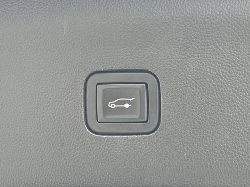Used 2018 Buick Enclave Essence FWD image 18