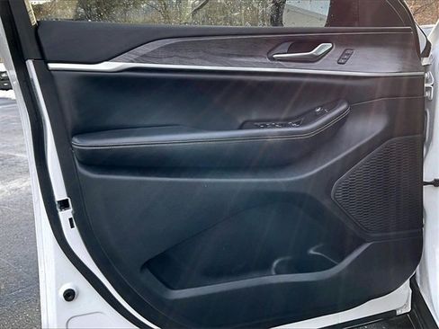 Used 2023 Jeep Grand Cherokee Limited w/ Black Appearance Package image 18