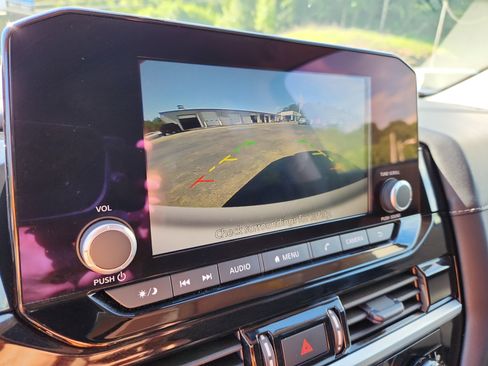 Used 2025 Nissan Pathfinder SV image 31