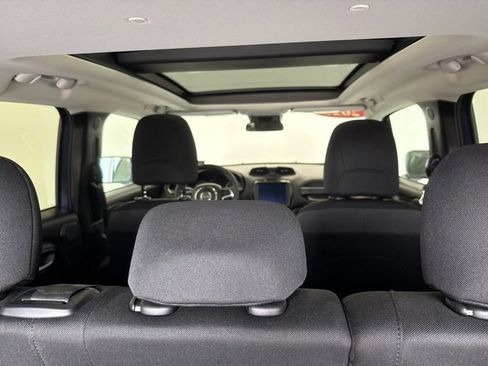 Used 2023 Jeep Renegade Latitude w/ Sun/Sound Group AWD/4WD image 10