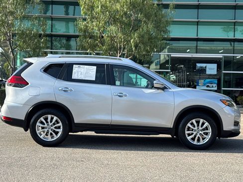 Used 2017 Nissan Rogue SV FWD image 3