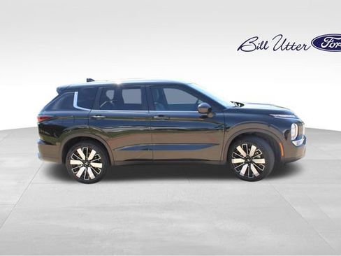 Used 2025 Mitsubishi Outlander SE FWD image 4