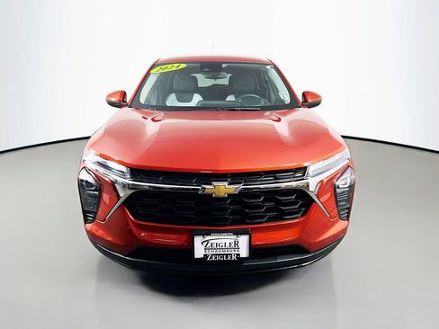 Used 2024 Chevrolet Trax LS w/ LS Convenience Package FWD image 2