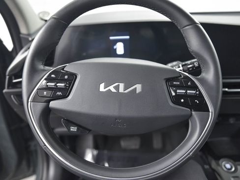 Used 2024 Kia Niro EX image 17