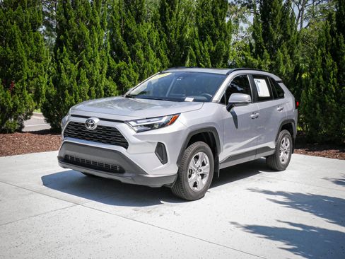 Used 2025 Toyota RAV4 XLE w/ Convenience Package FWD image 5