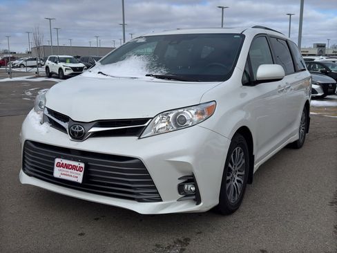 Used 2018 Toyota Sienna XLE w/ XLE Navigation Package image 2