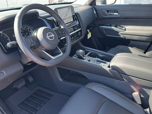 New 2025 Nissan Pathfinder SL image 9