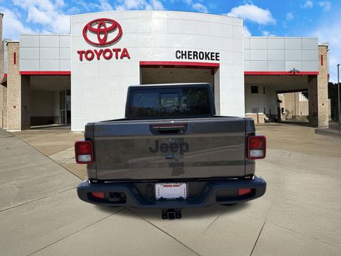 Used 2025 Jeep Gladiator Sport AWD/4WD image 6
