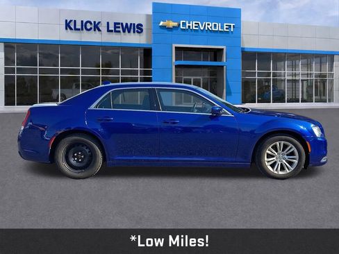 Used 2021 Chrysler 300 Touring w/ Driver Convenience Group RWD image 9