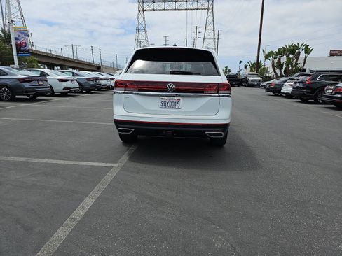 Used 2024 Volkswagen Atlas SE w/ Panoramic Sunroof Package FWD image 6
