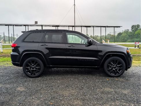 Used 2019 Jeep Grand Cherokee Altitude AWD/4WD image 4