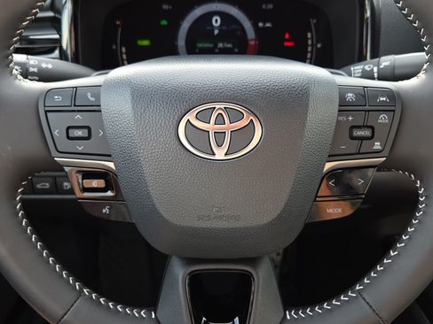Used 2026 Toyota Camry SE FWD image 32