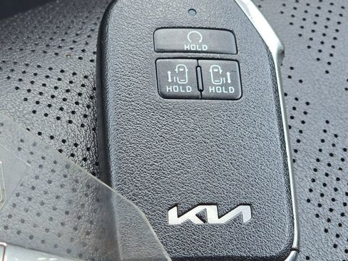 Used 2024 Kia Carnival LX FWD image 19