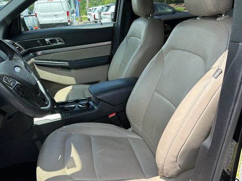 Used 2018 Ford Explorer XLT w/ Equipment Group 202A AWD/4WD image 13