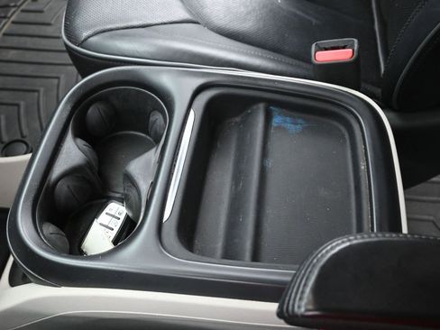 Used 2017 Chrysler Pacifica Platinum image 32