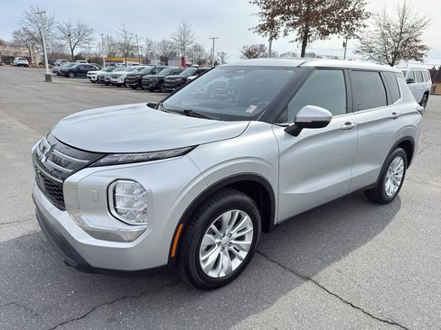 Used 2025 Mitsubishi Outlander ES image 3