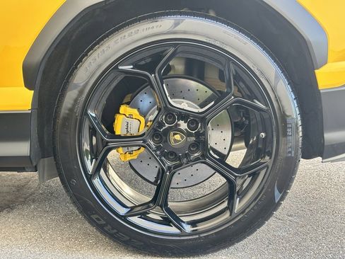 Used 2022 Lamborghini Urus image 16