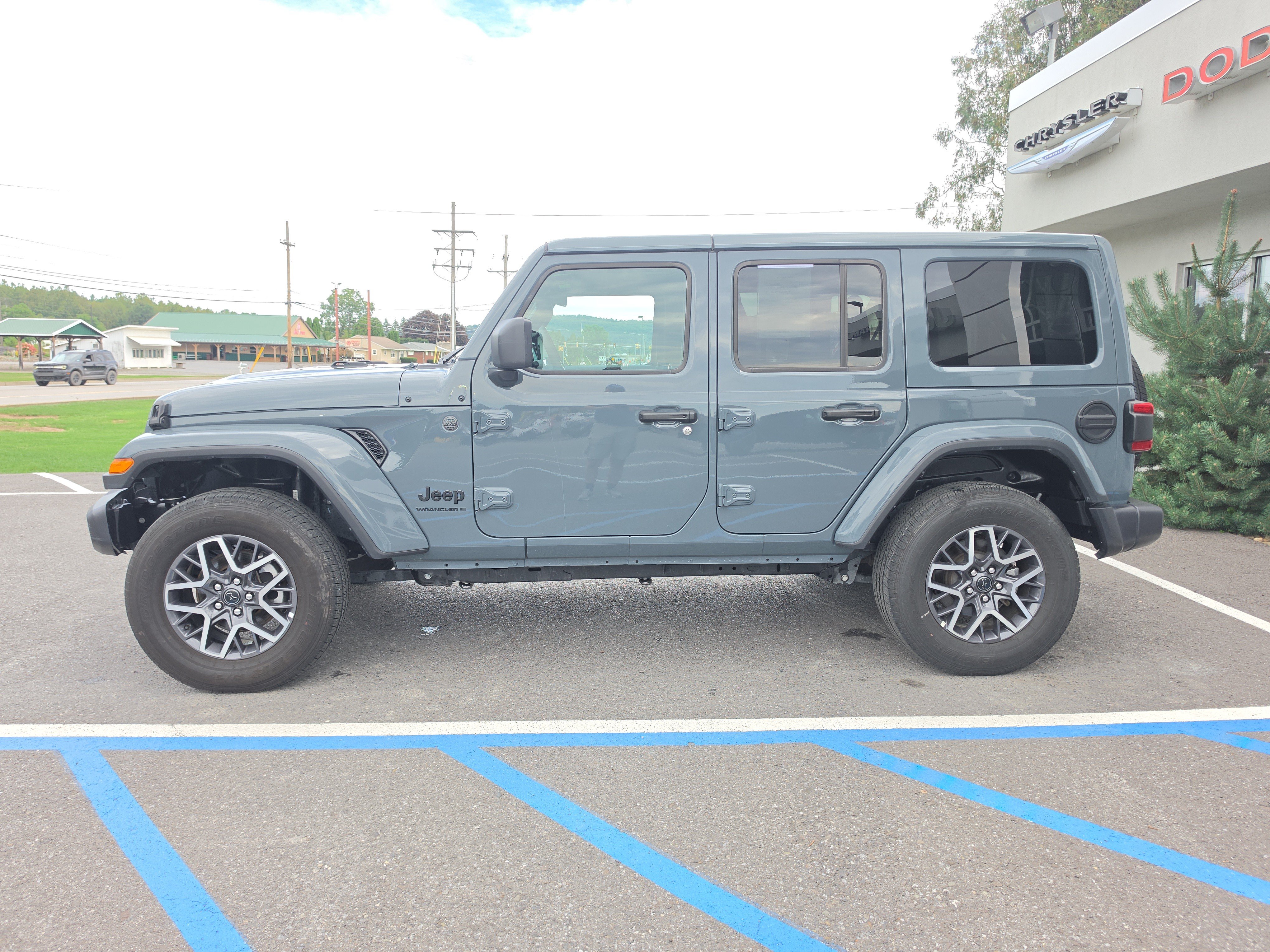 Used 2026 Jeep Wrangler Unlimited Sahara AWD/4WD image 7