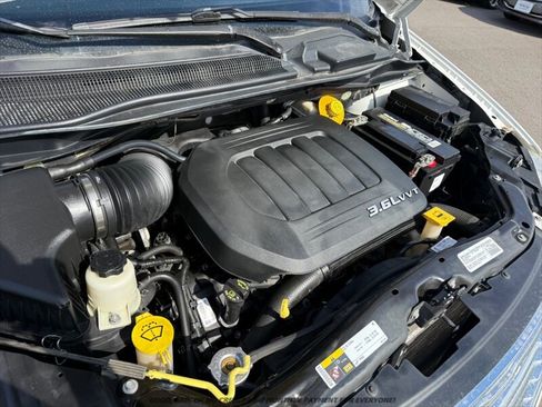Used 2014 Chrysler Town & Country Touring FWD image 19