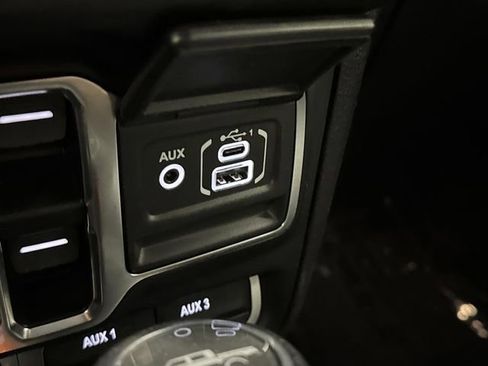 Used 2024 Jeep Gladiator Rubicon w/ Technology Group image 24