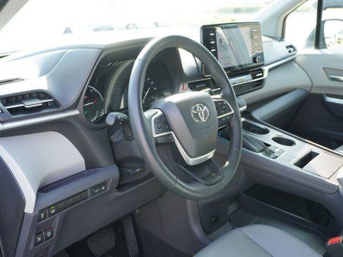 Used 2023 Toyota Sienna XLE image 23