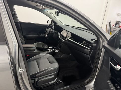 Used 2022 Kia Niro EX FWD image 21